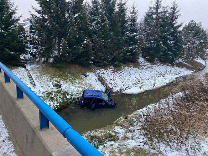 Małopolska. Samochód spadł z mostu do rzeki. 50-latka nie żyje