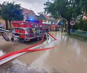 Zalane ulice, woda w budynkach. Dramatyczna sytuacja w Suchaczu i Tolkmicku