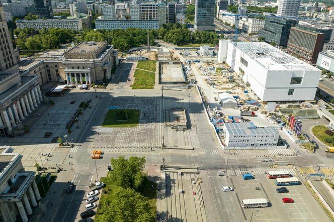 Plac Defilad w Warszawie pomiędzy PKiN a ul. Marszałkowską. Po prawej stronie budowa MSN, proj. Thomas Phifer and Partners