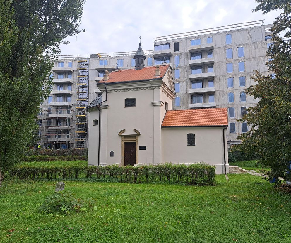 Potężny blok mieszkalny pożarł zabytkowy kościółek w Krakowie. Mieszkańcy: architektoniczny zgrzyt [GALERIA]