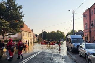 Lubelscy strażacy pomagają powodzianom na różne sposoby