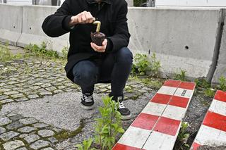 „Super Express” obchodzi siódme urodziny dziury przy al. Solidarności. Kto ma ją naprawić? Wspólnota mieszkaniowa atakuje miasto