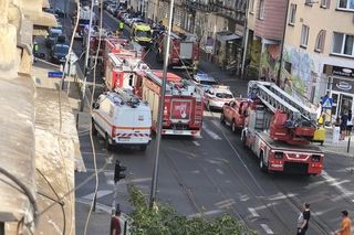Akcja strażaków w centrum Wrocławia. Ogień w kamienicy, są ranni!