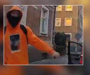 Zamaskowany 20-latek wskoczył na maskę auta i zatrzasnął drzwi kierowcy. Nagranie mrozi krew w żyłach!