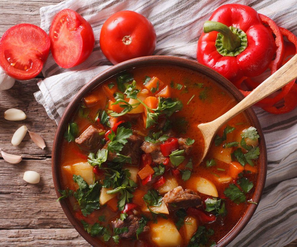 Domowa zupa gulaszowa – przepis na obłędnie aromatyczne danie jednogarnkowe