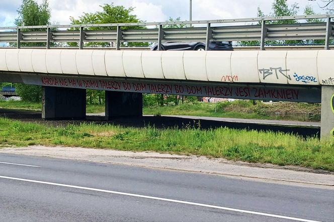 "Kultowy" napis "Karola nie ma w domu talerzy..." powrócił w nowej odsłonie