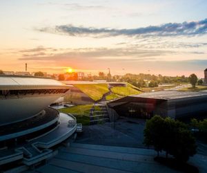 Na dachu Międzynarodowego Centrum Kongresowego w Katowicach rośnie trawa, są tu punkty i tarasy widokowe
