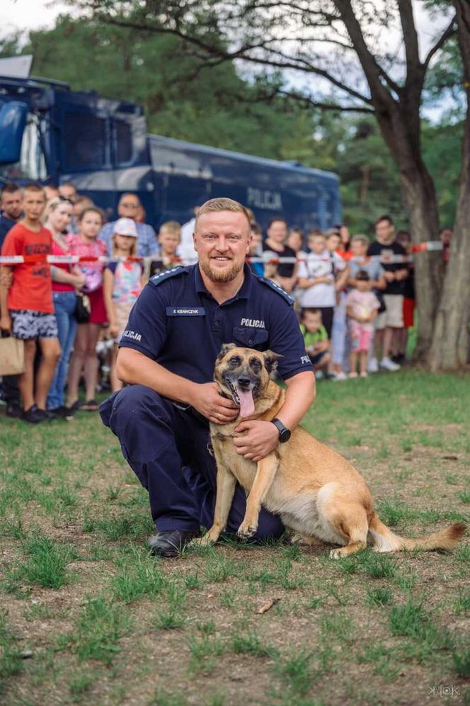 Policjanci dał dom psim emerytom