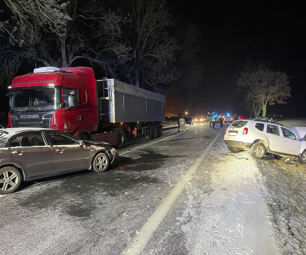 Karambol czterech pojazdów po opadach śniegu w Karolewku koło Leszna