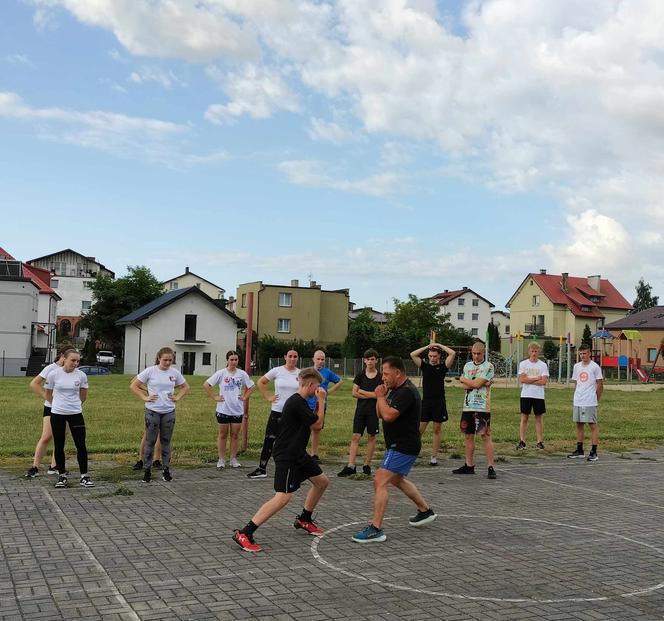 Karatecy ze Skarżyska-Kamiennej na letnim obozie we Władysławowie