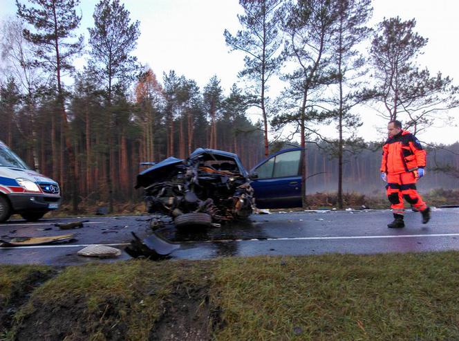 Czołowe zderzenie dwóch aut pod Bydgoszczą. Cztery osoby są ranne