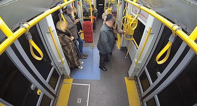 Szokujące sceny z tramwaju w Warszawie. Opublikowano właśnie nagranie. „Trzymaj się mocno”