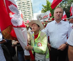 Banery na powitanie Nawrockiego 