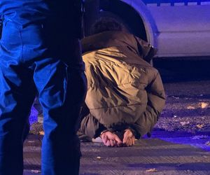 Podźgali się w centrum Warszawy. Bitwa na noże przed znanym kebabem. Podejrzanych złapali przed komendą policji