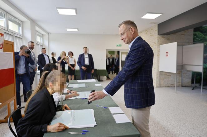 Prezydent RP Andrzej Duda głosował w lokalu wyborczym w Szkole Podstawowej nr 1 przy ulicy Partyzanckiej 15 w Ostrowie Wielkopolskim