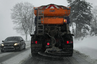 IMGW: Intensywne opady śniegu w 14 województwach! Daty wywołały panikę