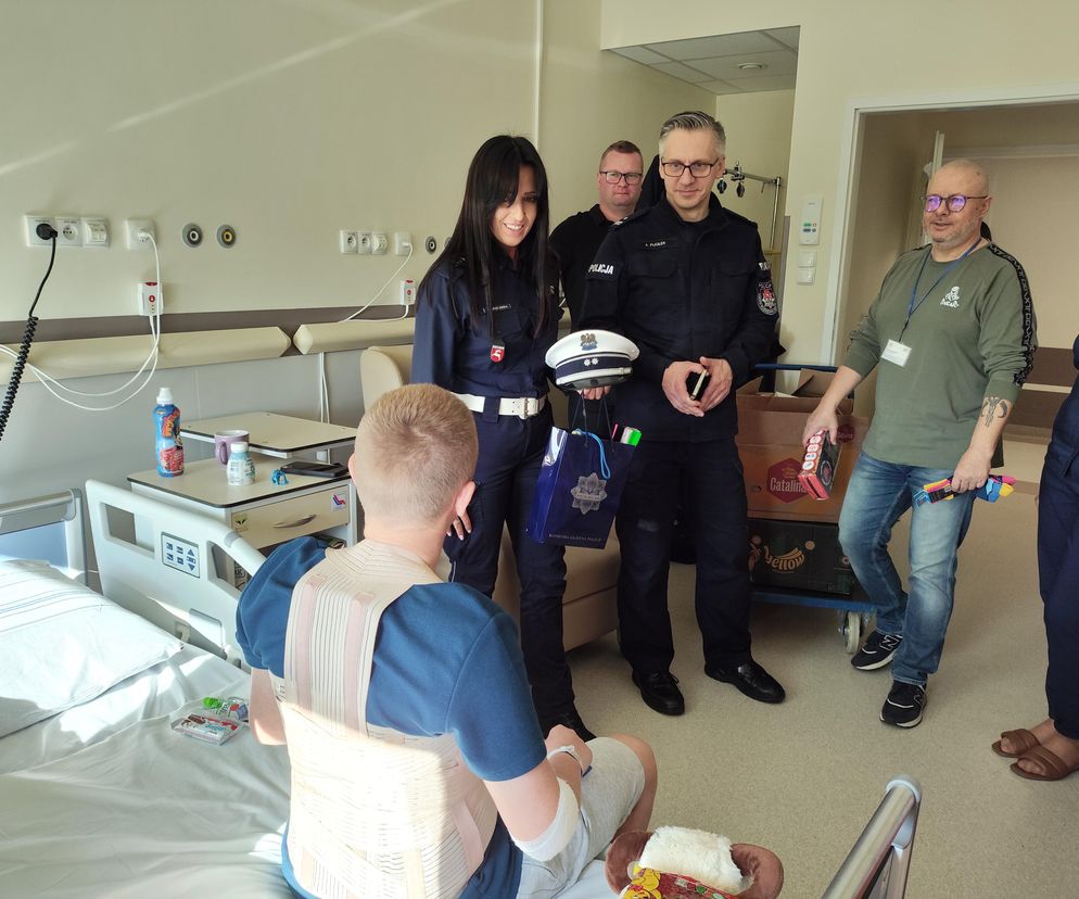 Kolorowe czapki i odblaski, aby byli bezpieczni. Akcja Widoczny na drodze w Uniwersyteckim Szpitalu Dziecięcym 