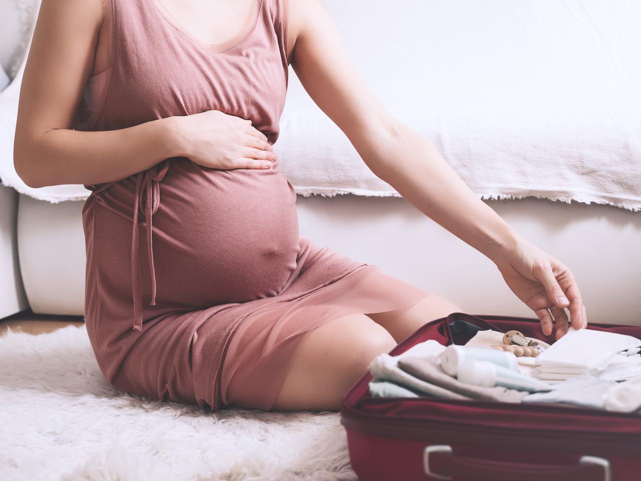 Jednorazowe koszule do porodu i bielizna do połogu - czy są lepsze od zwykłych? Przegląd 