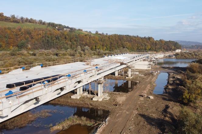 Prawie połowa nowego mostu w Kurowie jest już gotowa