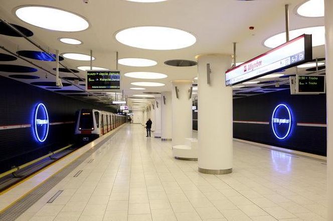 Metro w Warszawie już wozi pasażerów, ale wciąż są drążone nowe linie