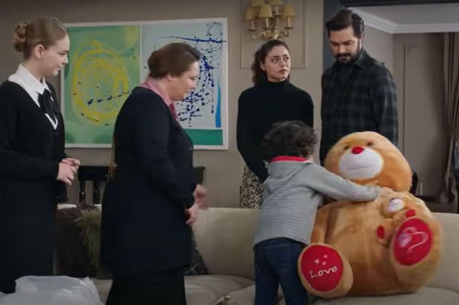 Yusuf zaprosi domowników do wspólnej zabawy w chowanego 