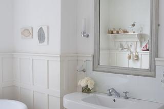 Biała łazienka w stylu vintage z drewnianą okładziną