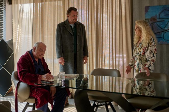 Na Wspólnej odc. 4040. Konrad Wysocki (Marek Bukowski), Hebel (Tadeusz Huk), Agnieszka (Katarzyna Walter)