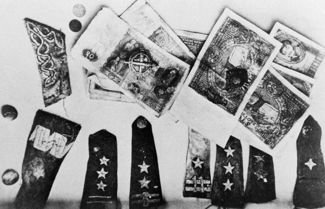Polskie banknoty i epolety z insygniami wojskowymi wydobyte z masowych grobów podczas ekshumacji oficerów straconych w Lesie Katyńskim, kwiecień 1943.