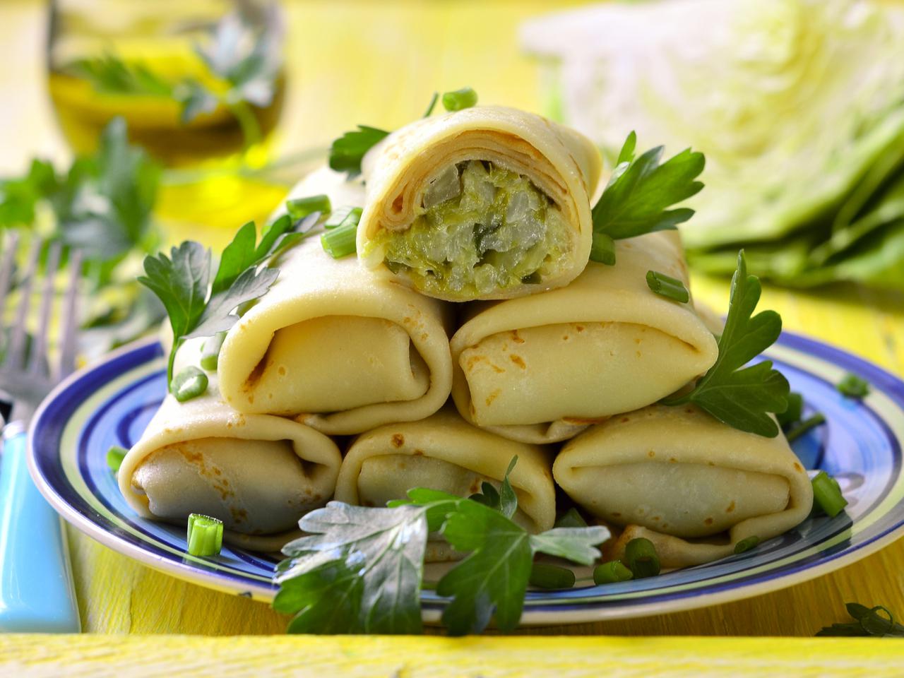 Naleśnikowe koperty z młodą kapustą: przepis na wiejskie krokiety