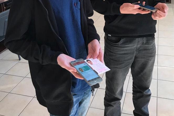 Tyscy uczniowie zamiast w portfelach mają legitymacje w smartfonach