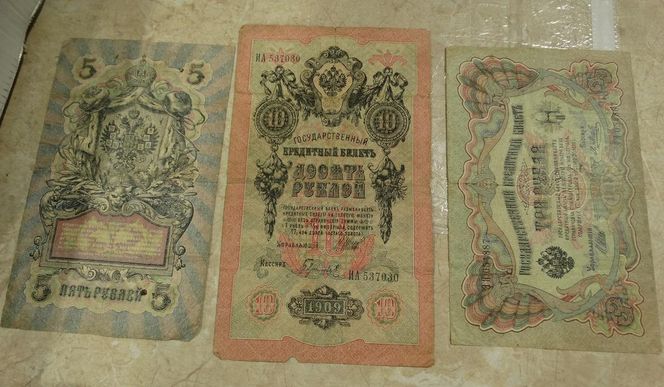 Przedmioty kolekcjonerskie zatrzymane na granicy. Monety, banknoty i odznaczenia przewożone nielegalnie. 