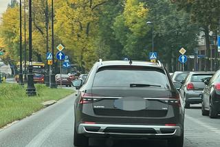 Jarosław Kaczyński sam niesie ogromną torbą z dyskontu! Co w niej ma?! Jego limuzyna pognała na Nowogrodzką 