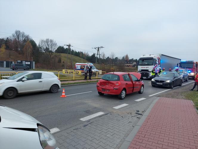 Poranny wypadek na drodze nr 42 w Kuczowie. Zderzyły się dwa auta osobowe i bus