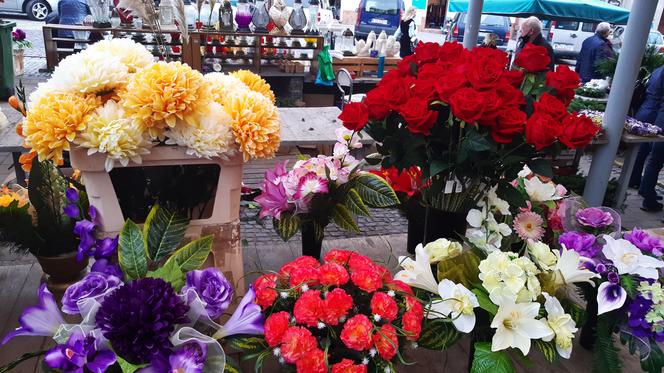 Znicze i kwiaty - sprzedawcy liczą straty