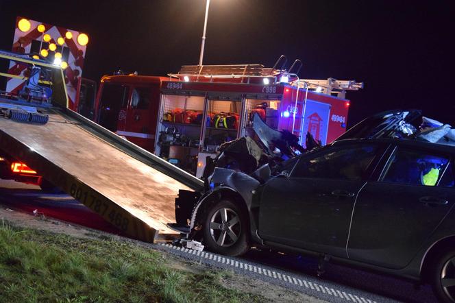 Samochód osobowy wbił się pod ciężarówkę. Groźny wypadek niedaleko Śmigla