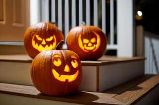 Jak zrobić lampion z dyni na Halloween krok po kroku? Wybierz spośród wielu naszych wzorów