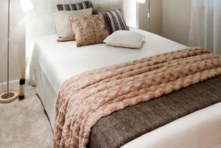 Mała sypialnia: jasne kolory tkanin