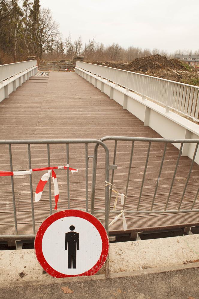 Nowa kładka dla pieszych i rowerzystów w parku Klecińskim