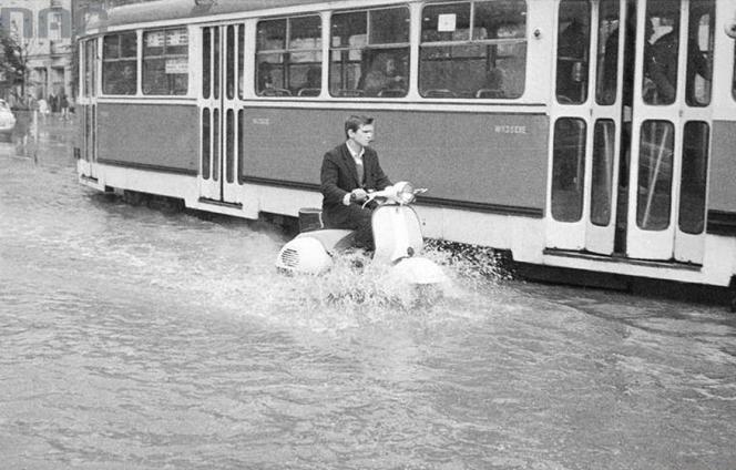 Jak wyglądała zalana stolica w 1968? Te zdjęcia robią wrażenie! [FOTO]