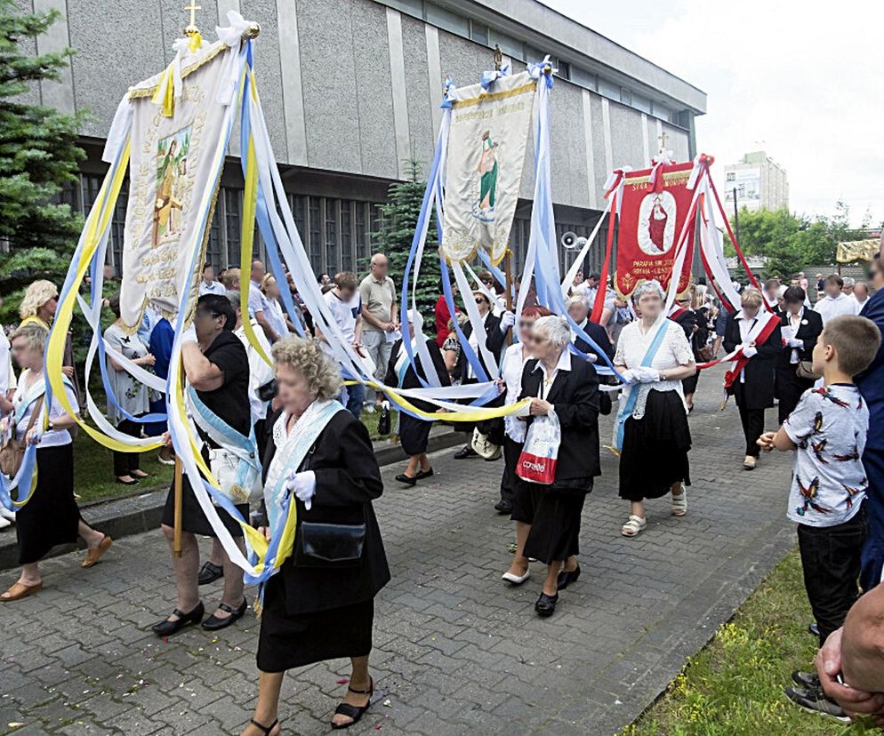 Szokujące sceny przed świętym obrazem. Wierni skaczą i tańczą