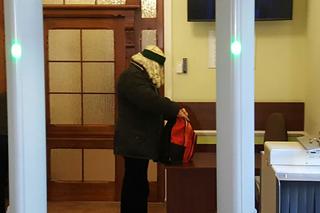 Gdańsk: Mężczyzna z nożem w sądzie! Był przebrany za Rambo! [ZDJĘCIA]