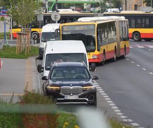 Rozenek, która blokuje przystanek w aucie za 500 tys.