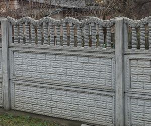 Betonowe ogrodzenie może być nowoczesne lub tradycyjne
