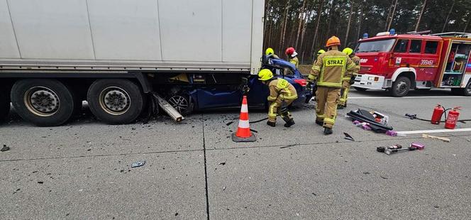 Śmiertelny wypadek na A2 pod Słubicami. 57-latek z forda wjechał pod tira [ZDJĘCIA].