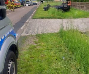 W wyniku wypadku droga wojewódzka nr 698 została całkowicie zablokowana. Policjanci kierują na objazdy