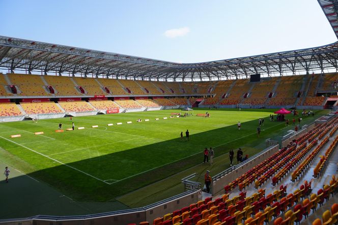 Pożegnianie Murawy na Chorten Arenie. Jagiellonia Białystok rozdaje boisko swoim kibicom