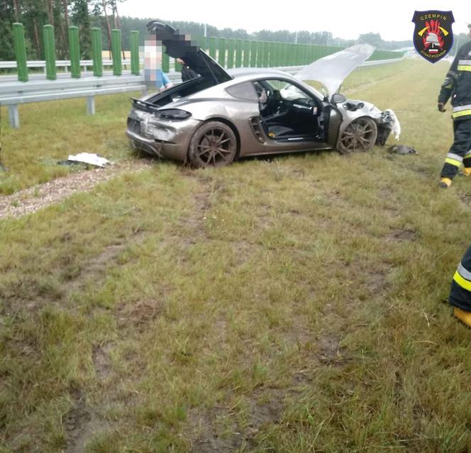 Piękne porsche uderzyło w bariery! Niebezpieczny wypadek koło Kościana