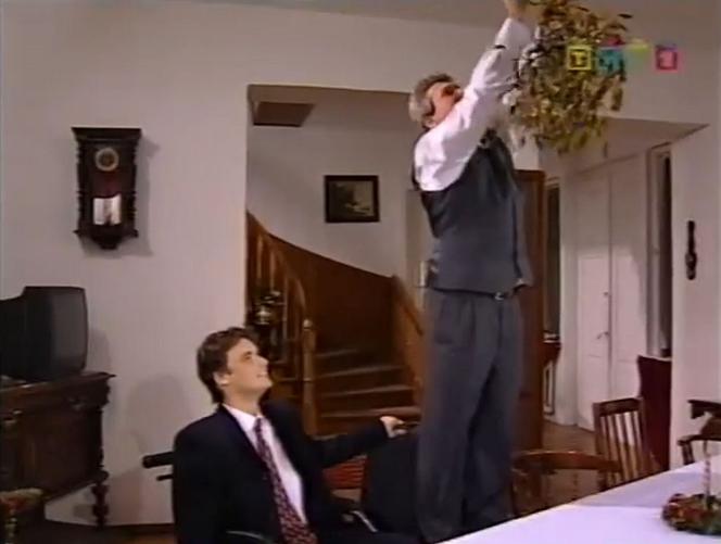 Michał Chojnicki (Jan Wieczorkowski) patrzy jak ojciec Jerzy (Andrzej Grabarczyk) wiesza jemiołę 