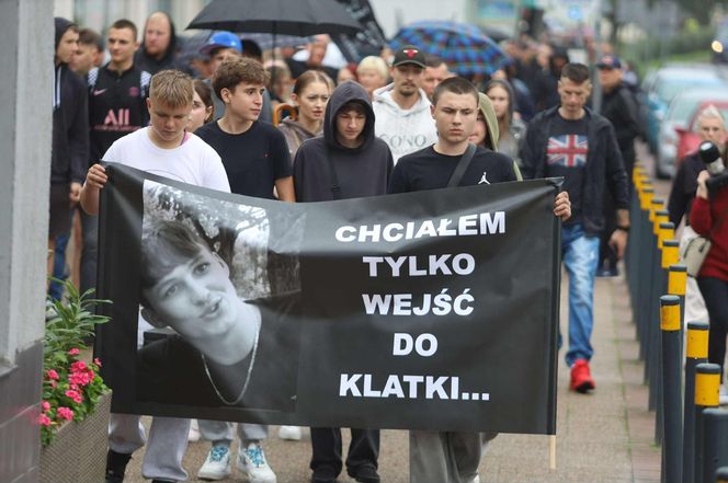 Setki osób upamiętniły Oliwiera. 20-latek zmarł po interwencji policji. "Zabili go jak zwierzę"