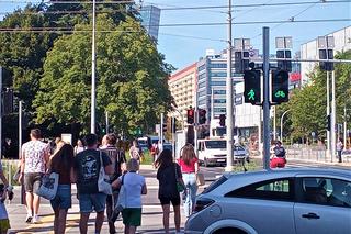 Nieprzyjazna sygnalizacja świetlna na placu Rodła